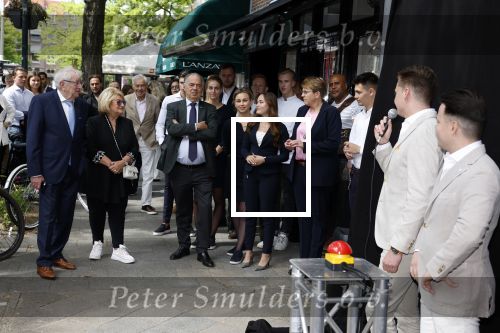 Amsterdam 10 juni 2022
Benno Leeser opent luxe chocolade winkel in Amsterdam zuid op de cornelis schuytstraat. Ook zijn vrouw Kitty Leeser is aanwezig