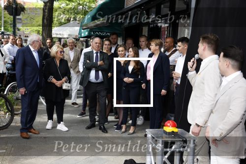 Amsterdam 10 juni 2022
Benno Leeser opent luxe chocolade winkel in Amsterdam zuid op de cornelis schuytstraat. Ook zijn vrouw Kitty Leeser is aanwezig