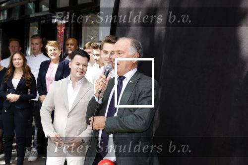 Amsterdam 10 juni 2022
Benno Leeser opent luxe chocolade winkel in Amsterdam zuid op de cornelis schuytstraat. Ook zijn vrouw Kitty Leeser is aanwezig
