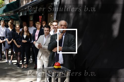 Amsterdam 10 juni 2022
Benno Leeser opent luxe chocolade winkel in Amsterdam zuid op de cornelis schuytstraat. Ook zijn vrouw Kitty Leeser is aanwezig