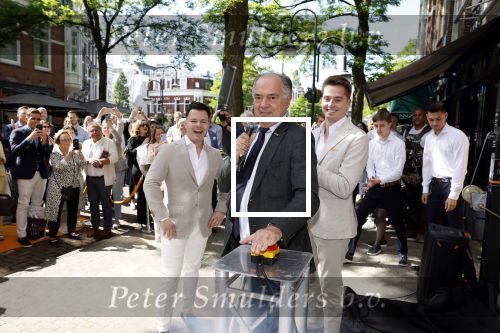 Amsterdam 10 juni 2022
Benno Leeser opent luxe chocolade winkel in Amsterdam zuid op de cornelis schuytstraat. Ook zijn vrouw Kitty Leeser is aanwezig