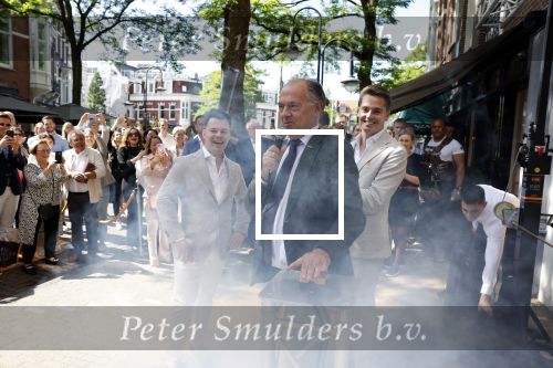 Amsterdam 10 juni 2022
Benno Leeser opent luxe chocolade winkel in Amsterdam zuid op de cornelis schuytstraat. Ook zijn vrouw Kitty Leeser is aanwezig
