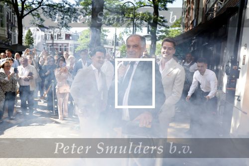 Amsterdam 10 juni 2022
Benno Leeser opent luxe chocolade winkel in Amsterdam zuid op de cornelis schuytstraat. Ook zijn vrouw Kitty Leeser is aanwezig