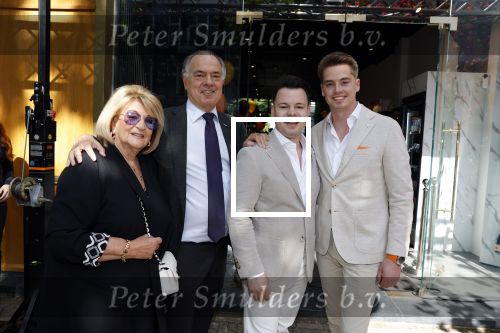 Amsterdam 10 juni 2022
Benno Leeser opent luxe chocolade winkel in Amsterdam zuid op de cornelis schuytstraat. Ook zijn vrouw Kitty Leeser is aanwezig