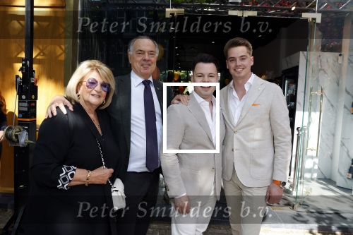 Amsterdam 10 juni 2022
Benno Leeser opent luxe chocolade winkel in Amsterdam zuid op de cornelis schuytstraat. Ook zijn vrouw Kitty Leeser is aanwezig