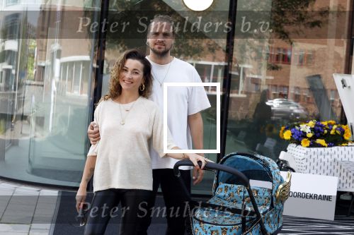 Amsterdam 14 juni 2022
Ontbijt georganisserd door Linda.nl en Victoria Koblenko met haar man Evgeniy Levchenko. Er is een aktie #bloemenvoorOekraine in het leven geroepen. Birgit Schuurman met vriend Sander v Haarlem achter kinderwagen