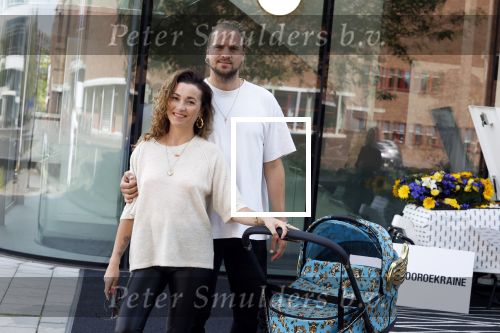Amsterdam 14 juni 2022
Ontbijt georganisserd door Linda.nl en Victoria Koblenko met haar man Evgeniy Levchenko. Er is een aktie #bloemenvoorOekraine in het leven geroepen. Birgit Schuurman met vriend Sander v Haarlem achter kinderwagen