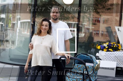 Amsterdam 14 juni 2022
Ontbijt georganisserd door Linda.nl en Victoria Koblenko met haar man Evgeniy Levchenko. Er is een aktie #bloemenvoorOekraine in het leven geroepen. Birgit Schuurman met vriend Sander v Haarlem achter kinderwagen