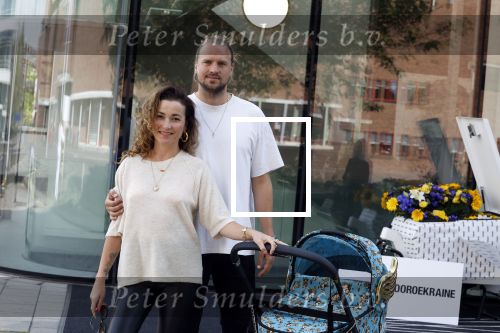 Amsterdam 14 juni 2022
Ontbijt georganisserd door Linda.nl en Victoria Koblenko met haar man Evgeniy Levchenko. Er is een aktie #bloemenvoorOekraine in het leven geroepen. Birgit Schuurman met vriend Sander v Haarlem achter kinderwagen