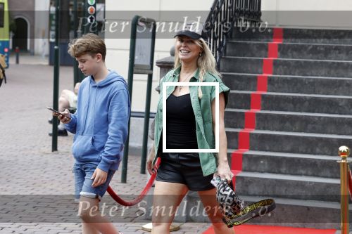 Hilversum 25 juni 2022
Opening expositie William Rutten in het foto museum in Hilversum. Humberto Tan doet de officiele opening. Bridget Maasland met zoon Mees