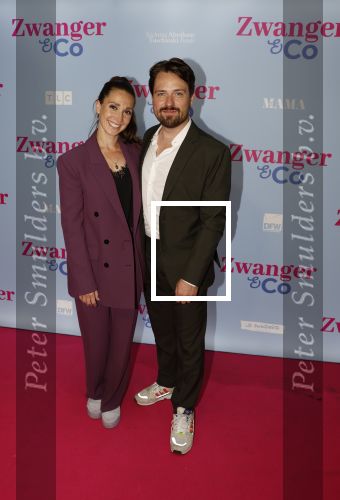 Amsterdam 25 juni 2022
Premiere zwanger en Co in Tuschinski . Chava voor in t Holt en partner Job Bovelander