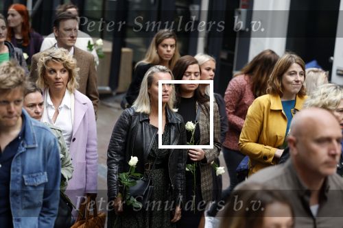 Amsterdam 6 juli 2022
Precies 1 jaar geleden werd op deze plek Peter R de Vries neergeschoten. De redaktie en presentatoren van RTL Boulevard leggen een witte roos neer . OA aanwezig Georgette Schlick Peter v d Vorst Sven Sauve Marieke Elsinga Vivienne v d Assem Aran Bade Jeroen Kijk in de Vegte Arno Kantelberg Eveline Stallaart Clarice Stenger Leon de Ruyter Dries Roelvink en Tim Oliehoek .