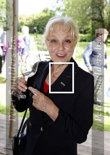 Nuland 13 juni 2022
Presentatie Toos wijn vernoemd naar Toos v d Valk . Bijna de hele familie is aan wezig in de tuin van het familie huis. Connie Vink