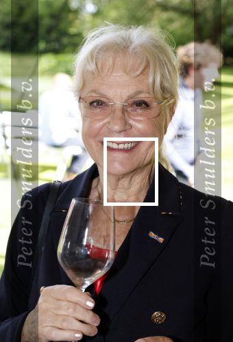 Nuland 13 juni 2022
Presentatie Toos wijn vernoemd naar Toos v d Valk . Bijna de hele familie is aan wezig in de tuin van het familie huis. Connie Vink
