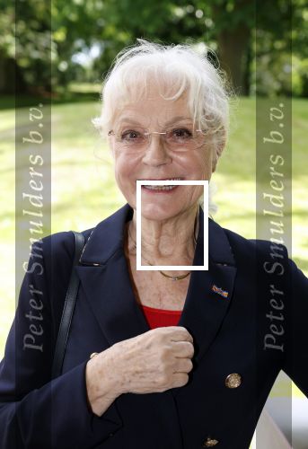 Nuland 13 juni 2022
Presentatie Toos wijn vernoemd naar Toos v d Valk . Bijna de hele familie is aan wezig in de tuin van het familie huis. Connie Vink