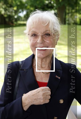 Nuland 13 juni 2022
Presentatie Toos wijn vernoemd naar Toos v d Valk . Bijna de hele familie is aan wezig in de tuin van het familie huis. Connie Vink
