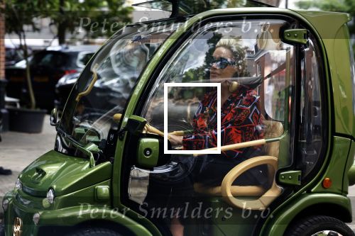 Amsterdam 2 juli 2022
Connie Witteman in haar groene Biro karretje in Amsterdam zuid