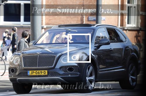 Amsterdam 4 juni 2022
Connie Witteman met haar partner Henk de Vries in zijn Bentley Bentega in Amsterdam zuid