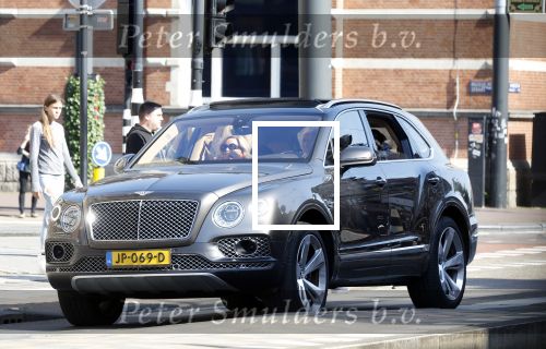 Amsterdam 4 juni 2022
Connie Witteman met haar partner Henk de Vries in zijn Bentley Bentega in Amsterdam zuid