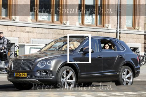 Amsterdam 4 juni 2022
Connie Witteman met haar partner Henk de Vries in zijn Bentley Bentega in Amsterdam zuid