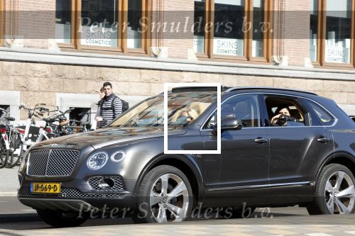 Amsterdam 4 juni 2022
Connie Witteman met haar partner Henk de Vries in zijn Bentley Bentega in Amsterdam zuid