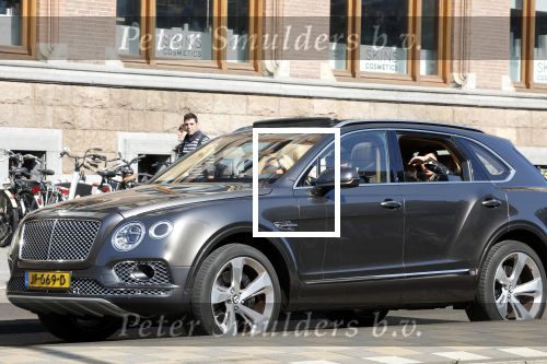 Amsterdam 4 juni 2022
Connie Witteman met haar partner Henk de Vries in zijn Bentley Bentega in Amsterdam zuid