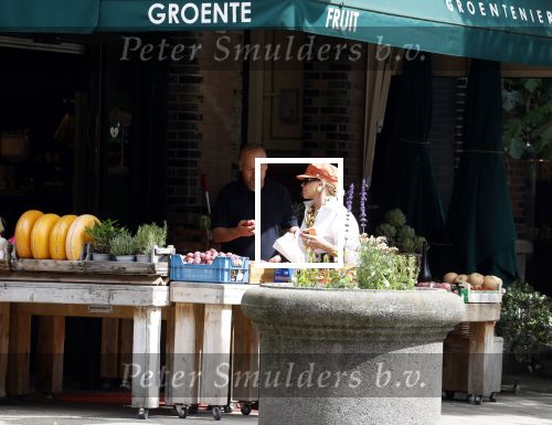 Amsterdam 5 juli 2022
Connie Witteman komt haar eigen hond tegen op de corneliss chuytstraat  die door uitlaatservice uitgelaten wordt