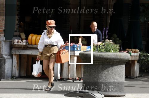 Amsterdam 5 juli 2022
Connie Witteman komt haar eigen hond tegen op de corneliss chuytstraat  die door uitlaatservice uitgelaten wordt
