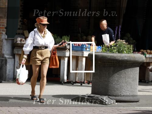 Amsterdam 5 juli 2022
Connie Witteman komt haar eigen hond tegen op de corneliss chuytstraat  die door uitlaatservice uitgelaten wordt
