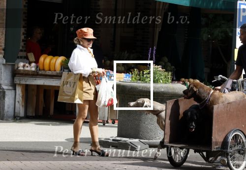Amsterdam 5 juli 2022
Connie Witteman komt haar eigen hond tegen op de corneliss chuytstraat  die door uitlaatservice uitgelaten wordt