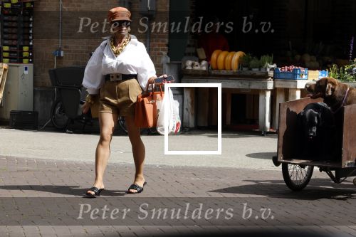 Amsterdam 5 juli 2022
Connie Witteman komt haar eigen hond tegen op de corneliss chuytstraat  die door uitlaatservice uitgelaten wordt
