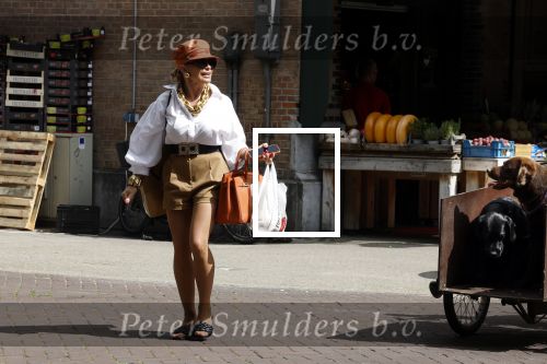 Amsterdam 5 juli 2022
Connie Witteman komt haar eigen hond tegen op de corneliss chuytstraat  die door uitlaatservice uitgelaten wordt