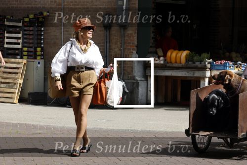 Amsterdam 5 juli 2022
Connie Witteman komt haar eigen hond tegen op de corneliss chuytstraat  die door uitlaatservice uitgelaten wordt