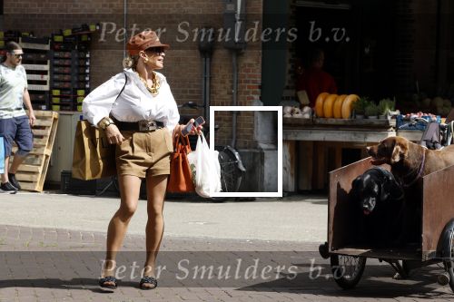 Amsterdam 5 juli 2022
Connie Witteman komt haar eigen hond tegen op de corneliss chuytstraat  die door uitlaatservice uitgelaten wordt