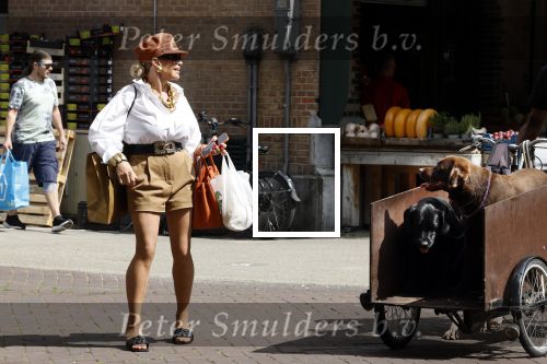 Amsterdam 5 juli 2022
Connie Witteman komt haar eigen hond tegen op de corneliss chuytstraat  die door uitlaatservice uitgelaten wordt