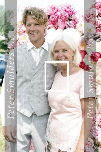 Oosterblokker 18 juni 2022
Irene Schouten en Dirkjan Mak trouwen in de tuin bij de ouders van Dirkjan . Dirkjan met zijn vader en moeder