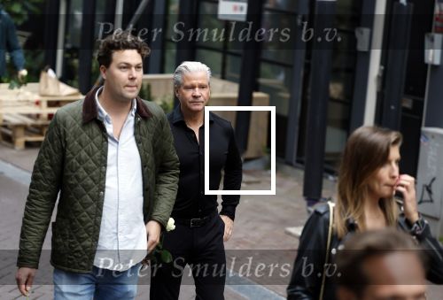 Amsterdam 6 juli 2022
Precies 1 jaar geleden werd op deze plek Peter R de Vries neergeschoten. De redaktie en presentatoren van RTL Boulevard leggen een witte roos neer . OA aanwezig Georgette Schlick Peter v d Vorst Sven Sauve Marieke Elsinga Vivienne v d Assem Aran Bade Jeroen Kijk in de Vegte Arno Kantelberg Eveline Stallaart Clarice Stenger Leon de Ruyter Dries Roelvink en Tim Oliehoek .