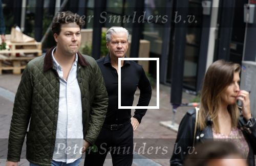 Amsterdam 6 juli 2022
Precies 1 jaar geleden werd op deze plek Peter R de Vries neergeschoten. De redaktie en presentatoren van RTL Boulevard leggen een witte roos neer . OA aanwezig Georgette Schlick Peter v d Vorst Sven Sauve Marieke Elsinga Vivienne v d Assem Aran Bade Jeroen Kijk in de Vegte Arno Kantelberg Eveline Stallaart Clarice Stenger Leon de Ruyter Dries Roelvink en Tim Oliehoek .