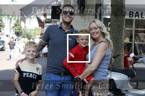 Amsterdam 14 juli 2022
Dutch performante Chahid Charrak met vrouw en kinderen op de pc hooftstraat.