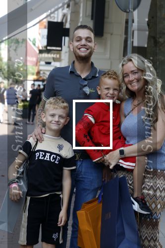 Amsterdam 14 juli 2022
Dutch performante Chahid Charrak met vrouw en kinderen op de pc hooftstraat.