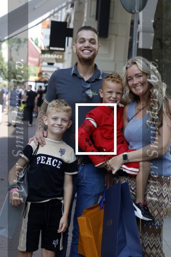 Amsterdam 14 juli 2022
Dutch performante Chahid Charrak met vrouw en kinderen op de pc hooftstraat.