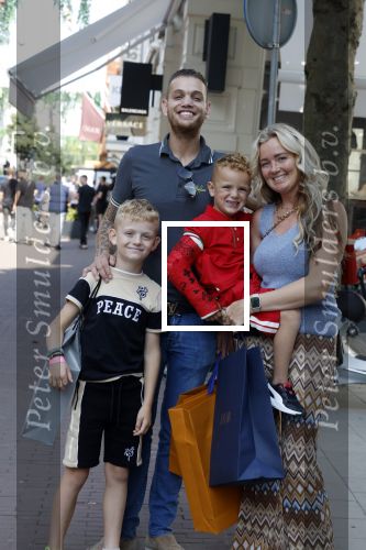 Amsterdam 14 juli 2022
Dutch performante Chahid Charrak met vrouw en kinderen op de pc hooftstraat.