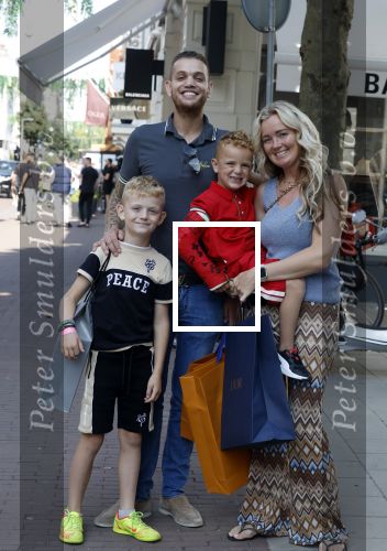 Amsterdam 14 juli 2022
Dutch performante Chahid Charrak met vrouw en kinderen op de pc hooftstraat.