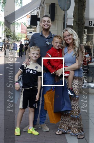Amsterdam 14 juli 2022
Dutch performante Chahid Charrak met vrouw en kinderen op de pc hooftstraat.