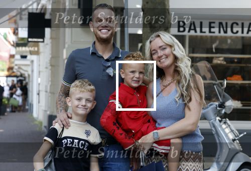 Amsterdam 14 juli 2022
Dutch performante Chahid Charrak met vrouw en kinderen op de pc hooftstraat.