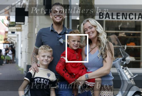 Amsterdam 14 juli 2022
Dutch performante Chahid Charrak met vrouw en kinderen op de pc hooftstraat.