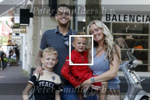 Amsterdam 14 juli 2022
Dutch performante Chahid Charrak met vrouw en kinderen op de pc hooftstraat.
