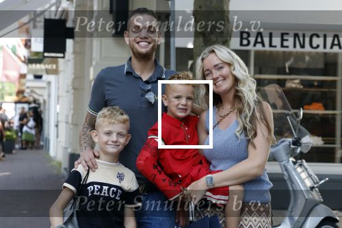 Amsterdam 14 juli 2022
Dutch performante Chahid Charrak met vrouw en kinderen op de pc hooftstraat.