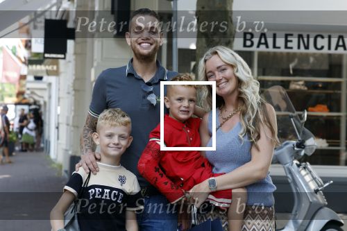 Amsterdam 14 juli 2022
Dutch performante Chahid Charrak met vrouw en kinderen op de pc hooftstraat.