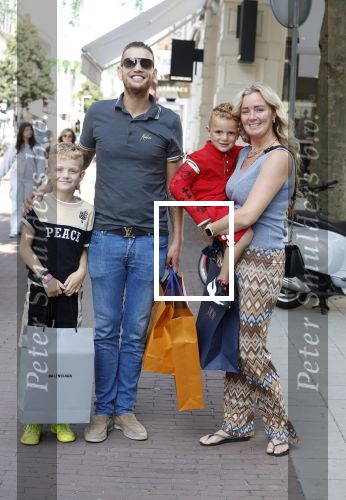 Amsterdam 14 juli 2022
Dutch performante Chahid Charrak met vrouw en kinderen op de pc hooftstraat.
